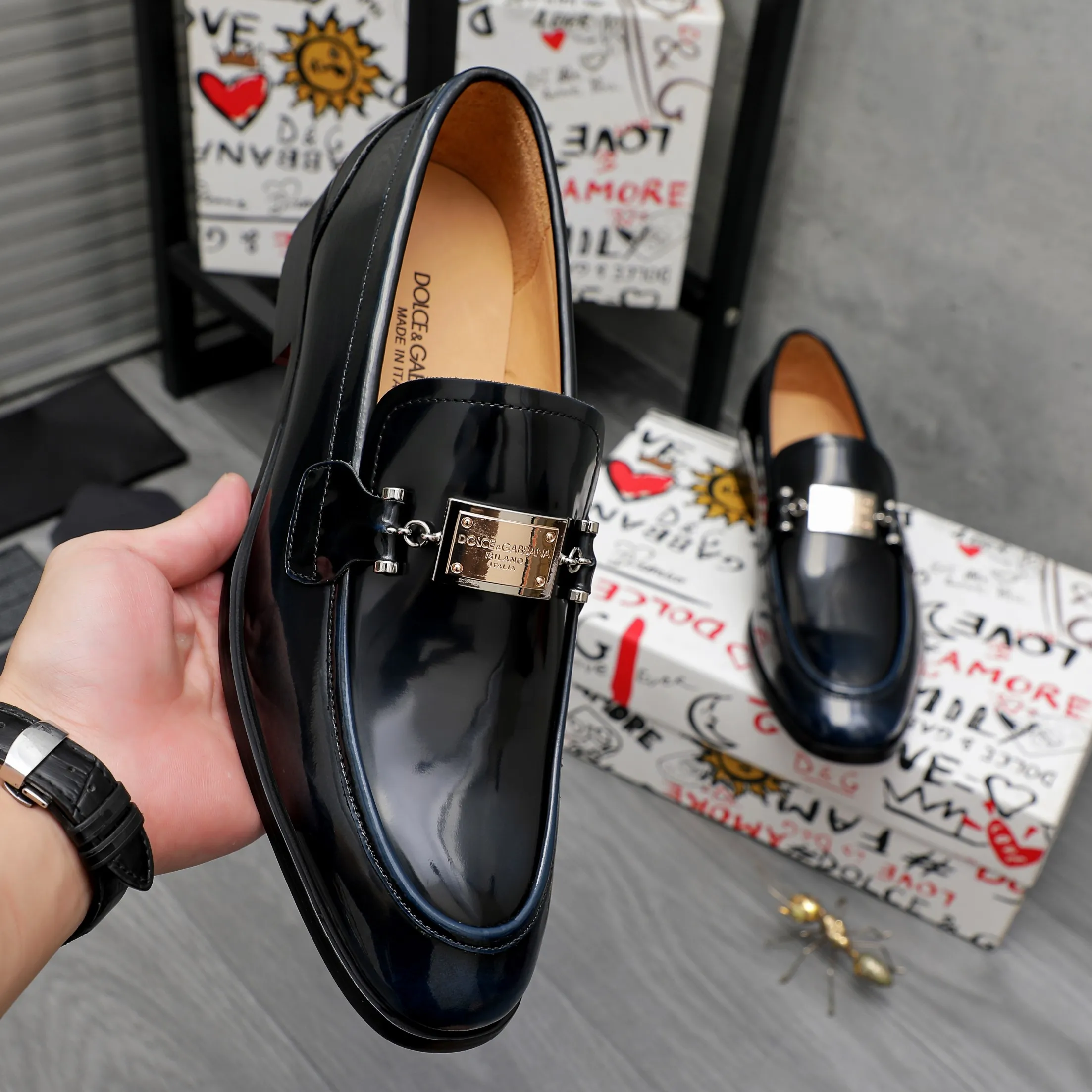 Men's shoes 💰500 Product trademark: DG (Dolce & Gabbana) business casual leather shoes Regular size: 38-45 (45 is custom-made and non-returnable) Product materials: Selected pearlescent polished cowhide upper, cowhide lining, original outsole